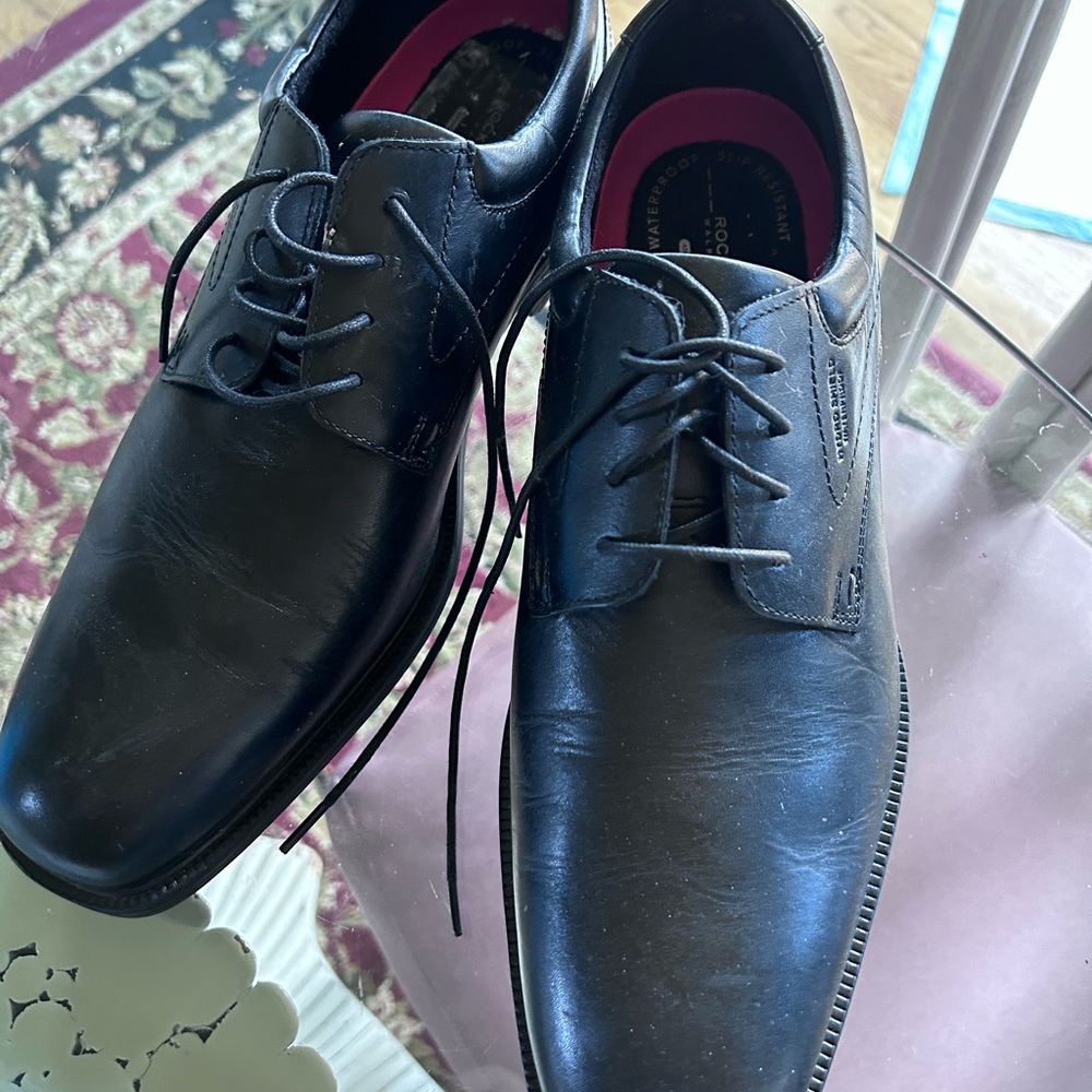 Men’s dress shoes - Rockport - black lace up -waterproof - hardly worn